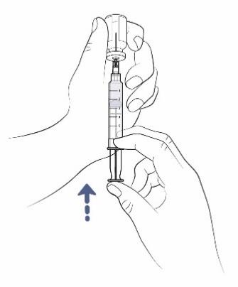 Mano che tiene una siringa pronta per l