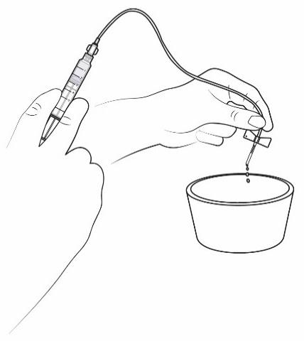 Mano che tiene un dispositivo per iniezione con ago e gocce di liquido che cadono in un contenitore cilindrico