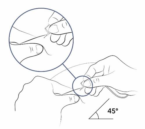 Mano che tiene una siringa inclinata a 45 gradi mentre inietta il farmaco nella pelle con un ago sottocutaneo ingrandimento circolare