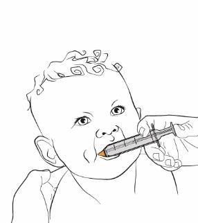 Bambino con siringa orale in bocca, mani che tengono lo strumento per somministrare il farmaco