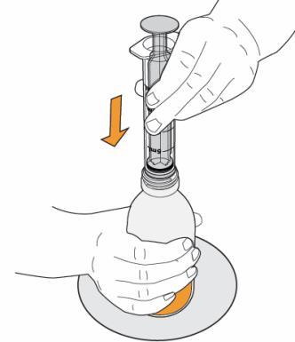 Mano che tiene un iniettore precompilato con fiala collegata e freccia che indica la direzione di iniezione