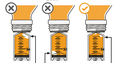 Fiale con stantuffo e liquido graduato, indicazione corretta e scorretta del livello del farmaco con frecce bianche
