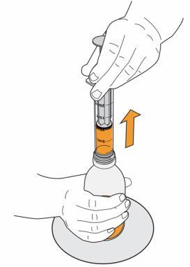 Mano che tiene una siringa pre-riempita con liquido arancione sopra una fiala, freccia arancione indica direzione di aspirazione