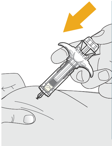 Mano che tiene una siringa preriempita con ago inserito nella pelle, freccia arancione indica il punto di iniezione