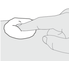 Mano che tiene un batuffolo di cotone bianco mentre esegue un