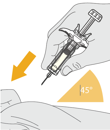 Mano che tiene una siringa preriempita con ago inserito nella pelle a 45 gradi freccia arancione indica la direzione dell