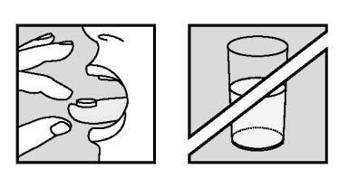 Paziente che assume una compressa con un bicchiere d