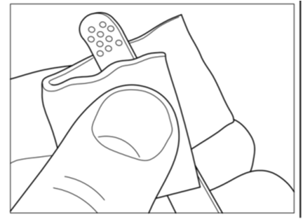 Mano che applica un cerotto adesivo su un dito ferito con una piccola ferita sanguinante coperta dal cerotto