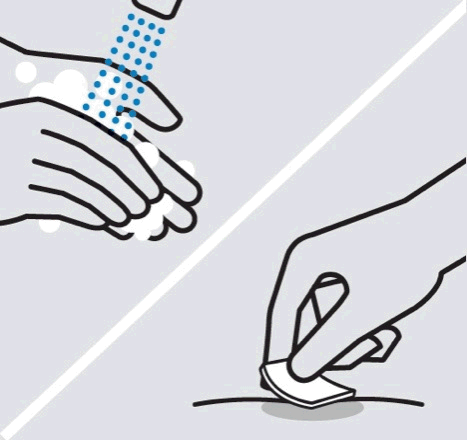 Mano che disinfetta la pelle con un tampone imbevuto di liquido blu prima di applicare un cerotto sulla zona interessata