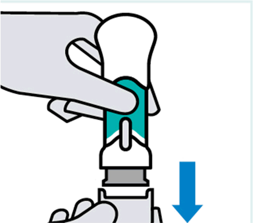 Mano che preme un dispositivo autoiniettante blu e bianco con freccia blu rivolta verso il basso