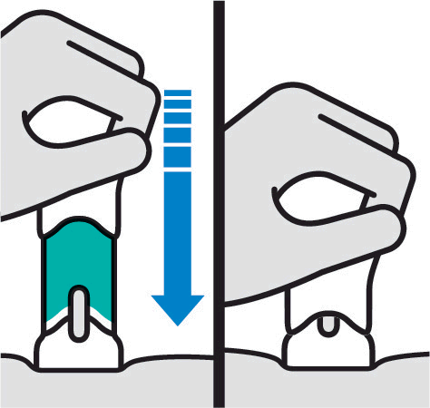 Mano che afferra un dispositivo autoiniettante blu e bianco con freccia verticale che indica la pressione per l