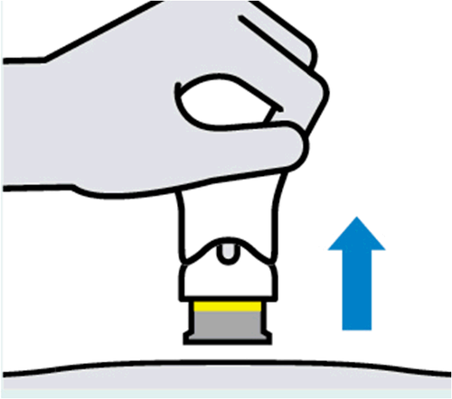 Mano che preme un cilindro bianco e grigio con una freccia blu rivolta verso l