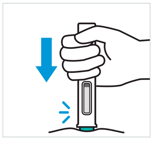 Mano che afferra un iniettore precompilato con ago rivolto verso il basso e pelle con segno di iniezione