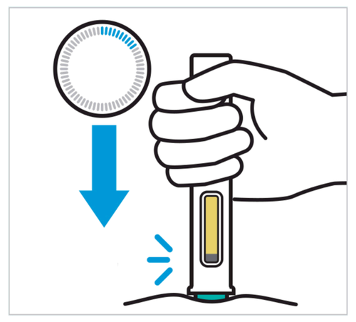 Mano che preme un dispositivo autoiniettante bianco e giallo con ago rivolto verso il basso su pelle stilizzata