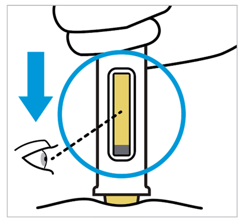 Penna iniettabile con ago parzialmente inserito nella pelle evidenziato da un cerchio blu e freccia direzionale