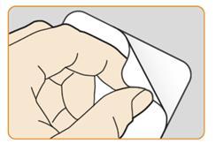 Mano che afferra e scarta una bustina bianca, indicando l