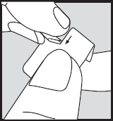 Mano che pizzica la pelle con un dito e un pollice, preparandosi per un