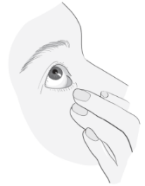 Occhio aperto con dito che applica una goccia di liquido sulla superficie oculare inferiore