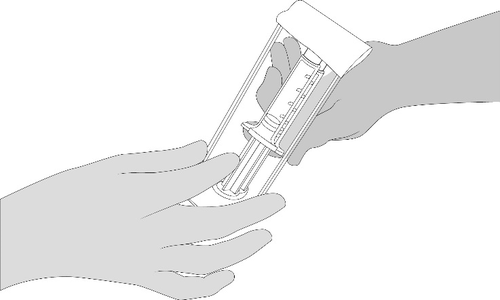 Mani che tengono e preparano una siringa preriempita trasparente con stantuffo visibile per l