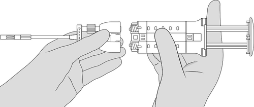Mani che impugnano una siringa preriempita con ago esposto e meccanismo di sicurezza attivato per prevenire punture accidentali