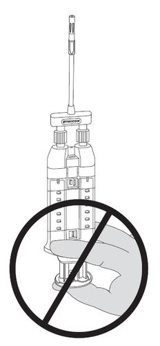 Siringa graduata con ago protetto da cappuccio e mano parzialmente visibile incerchiata da simbolo di divieto