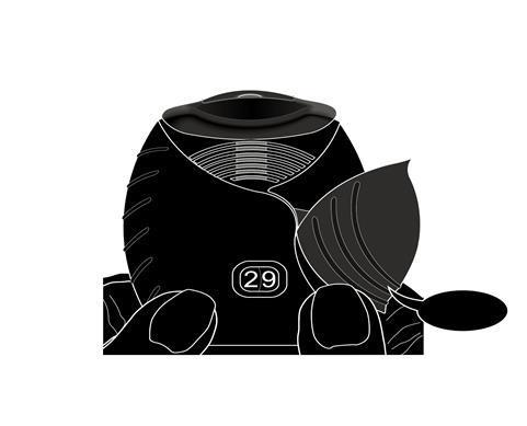 Dispositivo inalatorio nero tenuto tra due dita con parte superiore aperta e bocchino visibile numero 29