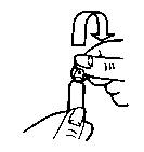 Mano che tiene una siringa, ago inserito nella pelle, tecnica di iniezione sottocutanea con piega cutanea sollevata