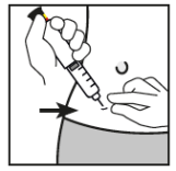 Mano che stringe una siringa con ago che penetra nella pelle, freccia nera indica il punto di iniezione e l