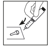 Mano che tiene una siringa pronta per l