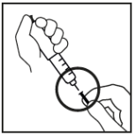 Mano che tiene una siringa, ago inserito nella pelle del braccio con un cerchio che evidenzia il punto di iniezione