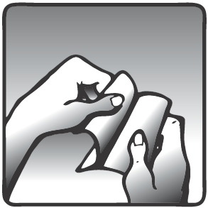 Mano che afferra e tira una striscia di pellicola protettiva da un dispositivo medico bianco e rettangolare