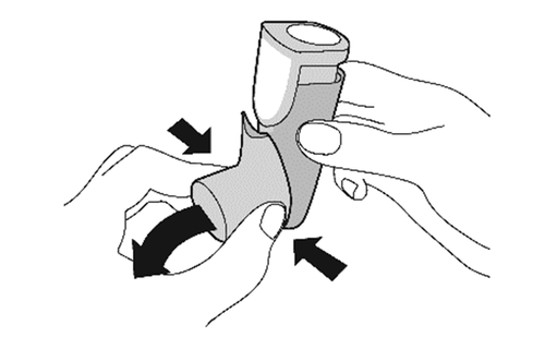 Dispositivo autoiniettante tenuto da due mani con frecce nere che indicano la rotazione e l
