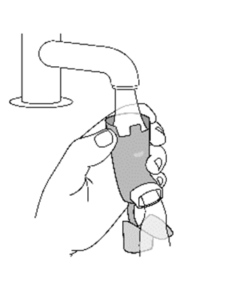 Mano che tiene un inalatore con un boccaglio e un meccanismo di rilascio del farmaco evidenziato in grigio