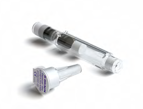 Siringa preriempita trasparente con stantuffo grigio e ago protetto da cappuccio bianco con scritta B Braun