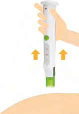 Penna iniettabile bianca e verde tenuta da una mano con frecce arancioni che indicano la pressione verso il basso sulla pelle beige