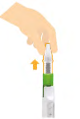 Dispositivo spray nasale bianco e verde tenuto in mano, freccia arancione indica la direzione di utilizzo