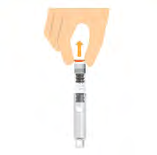 Penna iniettabile con ago protetto da cappuccio, freccia arancione indica direzione di estrazione cappuccio