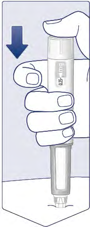 Mano che tiene un dispositivo per iniezione sottocutanea con ago visibile e freccia nera indicante la pressione verso il basso