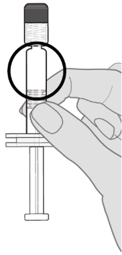 Siringa con ago evidenziato da un cerchio nero tenuta in mano pronta per l