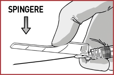 Mano che spinge un dispositivo autoiniettante con ago sottocutaneo e freccia nera indicante la direzione della pressione