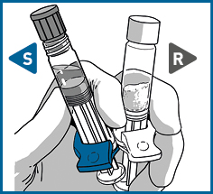 Mano che tiene due siringhe pre-riempite collegate da un adattatore blu per il trasferimento del farmaco