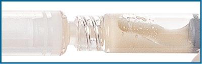 Siringa trasparente con stantuffo parziale e liquido medicinale di colore giallastro all