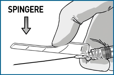 Mano che spinge una siringa preriempita con ago sottocutaneo freccia nera indica la direzione della spinta