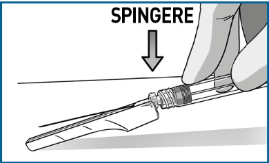 Mano che spinge un adattatore sull