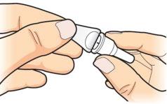 Mani che assemblano un dispositivo medico bianco con due componenti a innesto circolari