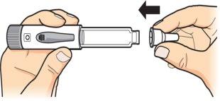 Mano che assembla un dispositivo per iniezione con cartuccia trasparente e cappuccio protettivo bianco