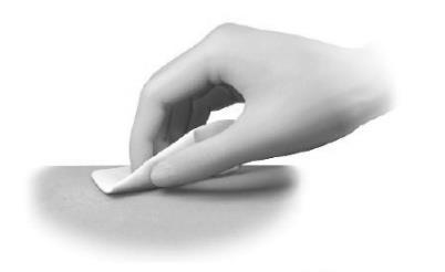 Mano che applica un tampone imbevuto su una superficie cutanea pulita e disinfettata preparazione all