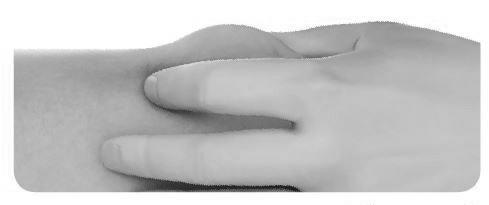 Mano che afferra la pelle, con le dita che creano una piega per l