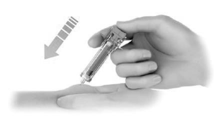 Mano che tiene un autoiniettore con l