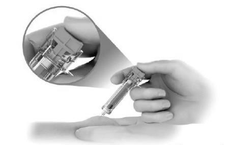 Mano che tiene un dispositivo autoiniettante con ago esposto puntato verso la pelle e ingrandimento del meccanismo